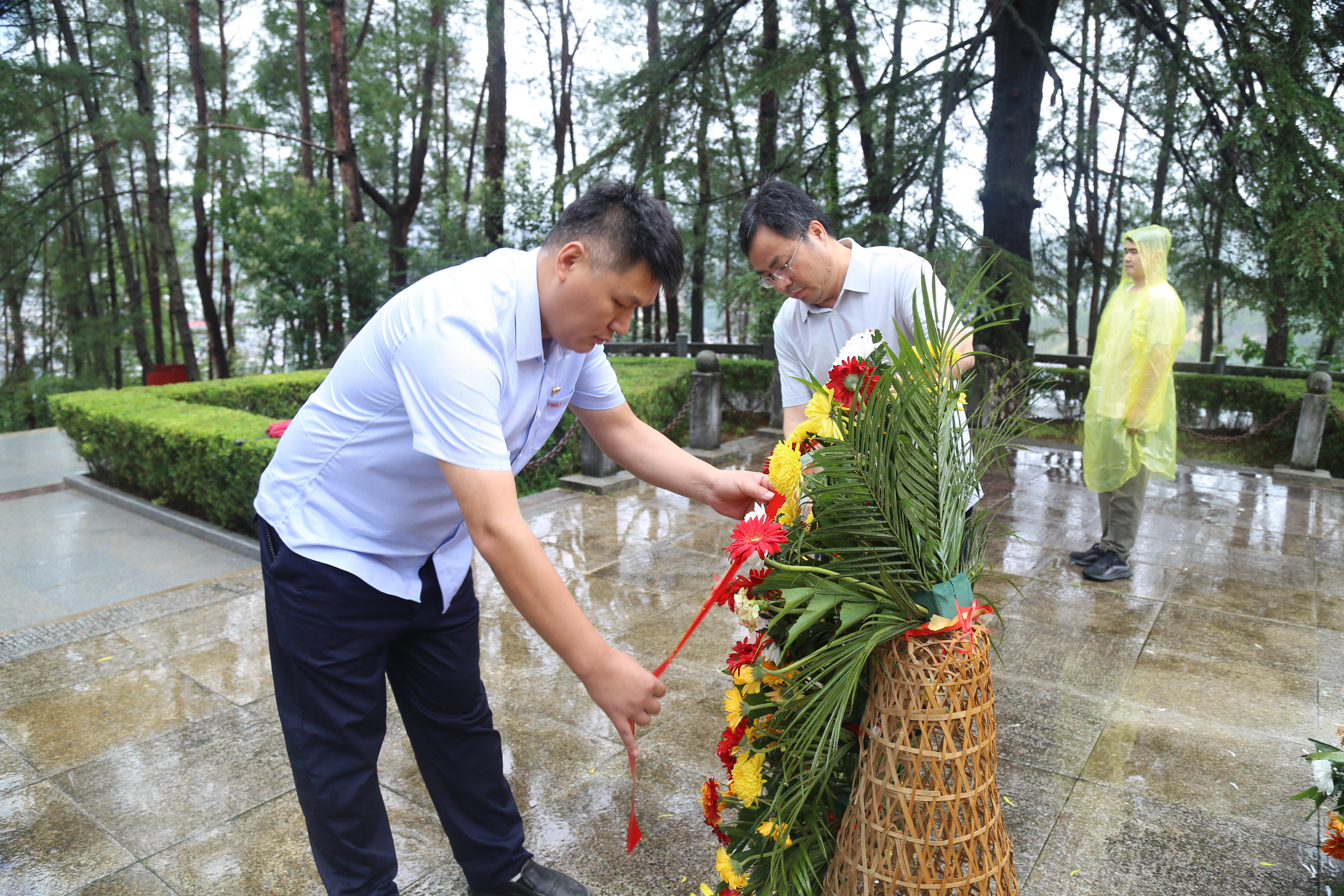 3.敬獻(xiàn)花籃.JPG